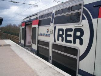 baise dans le rer|Un couple baise dans le RER parisien